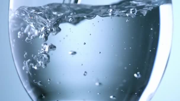 Vysokorychlostní Záběr Zblízka Čiré Minerální Vody Nalévající Pitného Skla — Stock video