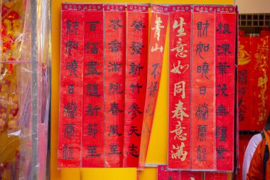 Çin Bahar Festivali sokaklarında el yazısıyla yazılmış bahar festivali çiftleri satılıyor (metin: iyi şanslar, iyi şeyler, bereket, bahar)