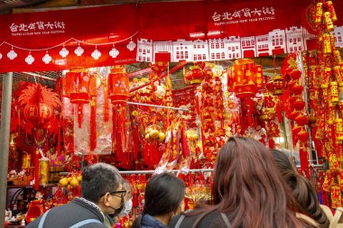 Çin Bahar Festivali sokaklarında el yazısıyla yazılmış bahar festivali çiftleri satılıyor (20230118 Taipei, Tayvan)