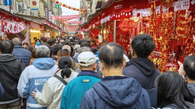 Çin Bahar Festivali sokaklarında el yazısıyla yazılmış bahar festivali çiftleri satılıyor (20230118 Taipei, Tayvan)