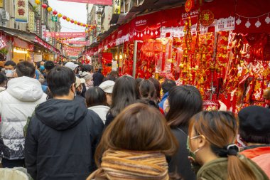 Çin Bahar Festivali sokaklarında el yazısıyla yazılmış bahar festivali çiftleri satılıyor (20230118 Taipei, Tayvan)