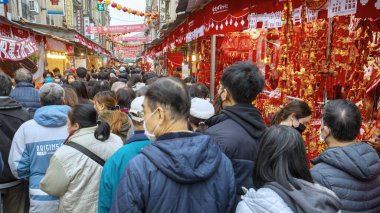Çin Bahar Festivali sokaklarında el yazısıyla yazılmış bahar festivali çiftleri satılıyor (20230118 Taipei, Tayvan)