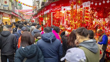 Çin Bahar Festivali sokaklarında el yazısıyla yazılmış bahar festivali çiftleri satılıyor (20230118 Taipei, Tayvan)