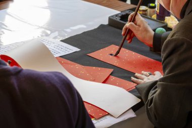 Çin Bahar Festivali kaligraf el yazısıyla yazılmış Bahar Festivali darbesi (metin: uğurlu Ruyi, bereketli, bahar)