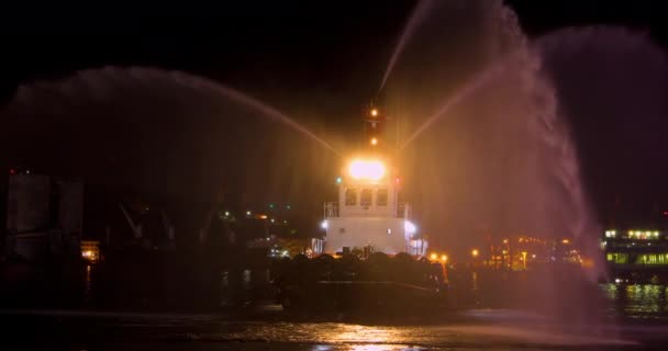 港口区的驳船汽笛庆祝佳节 — 图库视频影像
