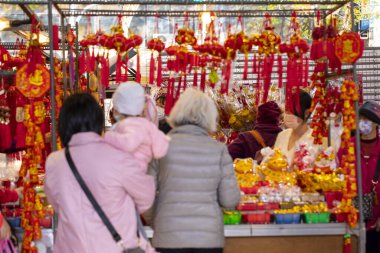 Çin Yeni Yılı 'nda yeni yıl arifesi geleneksel Bahar Festivali mücevherlerini satmaktadır (Self: Orta yaşlı festivallerin kutlanmasına tebrikler)