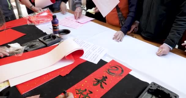 中国春节书法家亲笔写的春节对联 — 图库视频影像