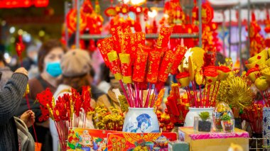 Çin Bahar Festivali Yeni Yıl Sokak satıcıları geleneksel Çin mücevherleri satıyor (2023 01 19 Tayvan Taipei Şehri) (Self: Orta yaşlı festivallerin kutlanmasına tebrikler)