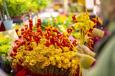 Çin Bahar Festivali Yeni Yıl Sokak satıcıları geleneksel Çin mücevherleri satıyor (2023 01 19 Tayvan Taipei Şehri) (Self: Orta yaşlı festivallerin kutlanmasına tebrikler)
