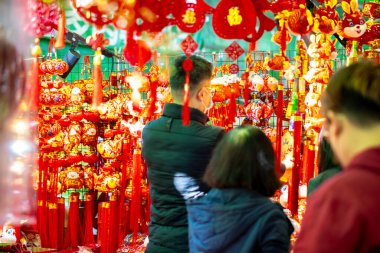 Çin Bahar Festivali Yeni Yıl Sokak satıcıları geleneksel Çin mücevherleri satıyor (2023 01 19 Tayvan Taipei Şehri) (Self: Orta yaşlı festivallerin kutlanmasına tebrikler)