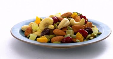 Tabakta besleyici karışık fındık var.