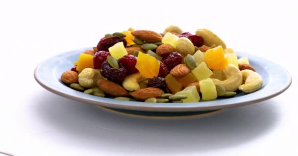 盘子里有营养的混合坚果 — 图库视频影像