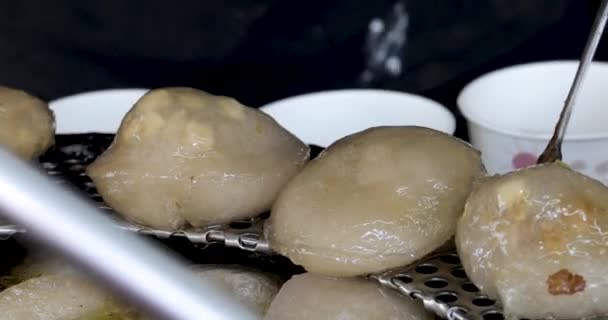 Hagyományos Kézzel Készített Tajvani Ínyenc Húsgolyók Közeli Standon Eladó — Stock videók