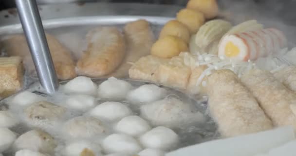 Γιαπωνέζικο Φαγητό Μαγειρεύεται Μια Κατσαρόλα Ένα Μικρό Πλανόδιο Πωλητή — Αρχείο Βίντεο