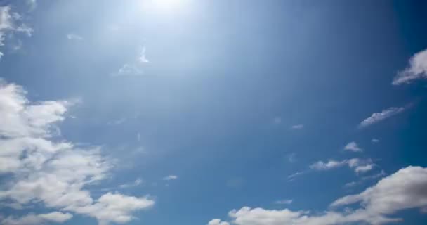 Fotografia Lapso Tempo Céu Azul Nuvens Brancas Com Camadas Ricas — Vídeo de Stock