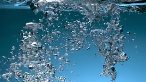 天然の澄んだミネラルウォーターの泡の高速撮影 — ストック動画