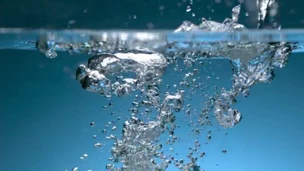 Hoge Snelheid Schieten Van Natuurlijk Helder Mineraalwater Bellen — Stockvideo