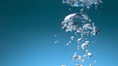 Doğal temiz maden suyu kabarcıklarının yüksek hızda vurulması