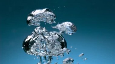 Doğal temiz maden suyu kabarcıklarının yüksek hızda vurulması