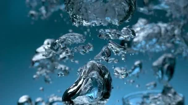 Hoge Snelheid Schieten Van Natuurlijk Helder Mineraalwater Bellen — Stockvideo