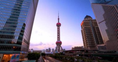 Shanghai Bund Sahne Bölgesi 'nin parlak doğu kulesi (2018 09 09 Çin Şanghay)