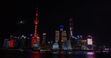 Shanghai Bund Sahne Bölgesi 'nin parlak doğu kulesi (2018 09 09 Çin Şanghay)