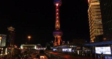 Shanghai Bund Sahne Bölgesi 'nin parlak doğu kulesi (2018 09 09 Çin Şanghay)