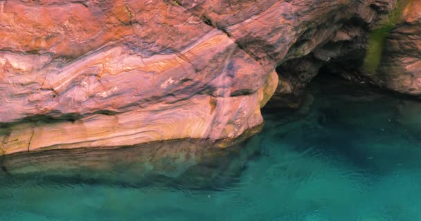 色鮮やかな岩壁とトルコの流れを持つ太魯閣館風景区 Shakayuクリーク — ストック動画