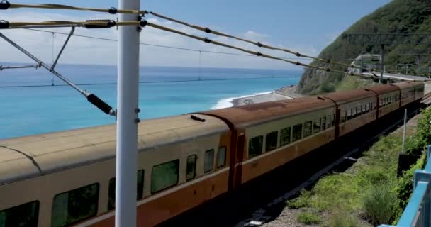 Tayvan Kıyılarındaki Trenler Mağaralara Girip Çıkıyorlar — Stok video