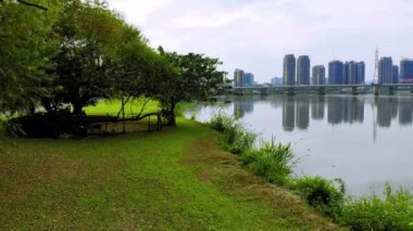 Taipei 'deki Keelung Nehri Parkı' nın kıyısındaki çayırlarda havacılık tutkusu