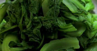 Yemek yemekleri lezzetli hardal pişiriyor.