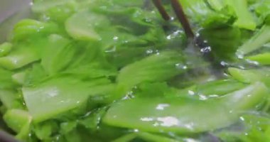 Yemek yemekleri lezzetli hardal pişiriyor.