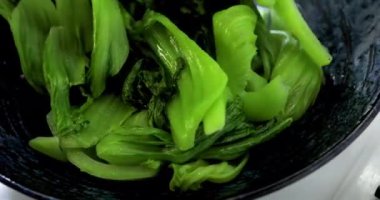 Yemek yemekleri lezzetli hardal pişiriyor.