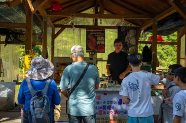 Tayvan Hualien Taroko Sahne Bölgesi okul dışında öğretmenlik yapan bir grup öğrenciyle tanışır (2019 Tayvan Hualien)