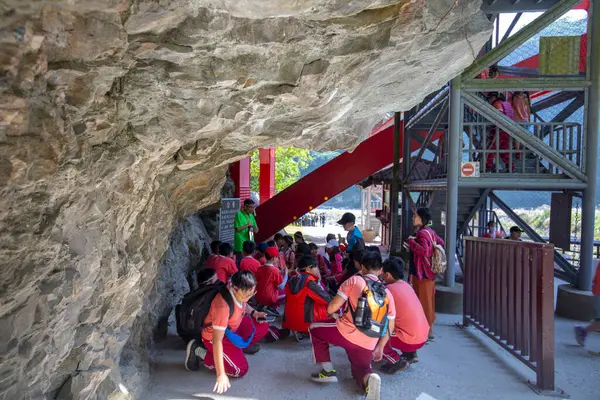 stock image Taiwan Hualien Taroko Scenic Area meets a group of students who are teaching outside school (2019 11 13 Taiwan Hualien)
