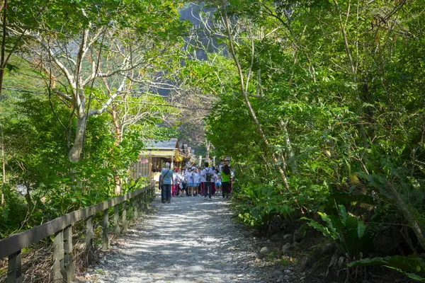 Tayvan Hualien Taroko Sahne Bölgesi okul dışında öğretmenlik yapan bir grup öğrenciyle tanışır (2019 Tayvan Hualien)