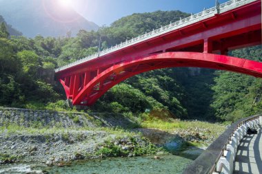 Taroko Sahne Bölgesindeki Sanda Deresi 'ndeki Kızıl Demir Köprü, Hualien, Tayvan