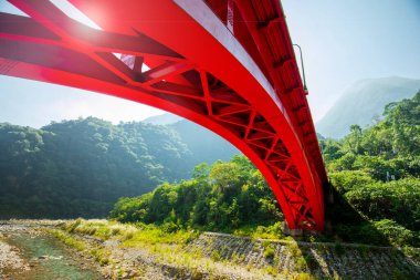 Taroko Sahne Bölgesindeki Sanda Deresi 'ndeki Kızıl Demir Köprü, Hualien, Tayvan
