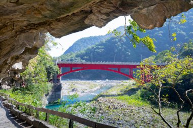 Taroko Sahne Bölgesindeki Sanda Deresi 'ndeki Kızıl Demir Köprü, Hualien, Tayvan