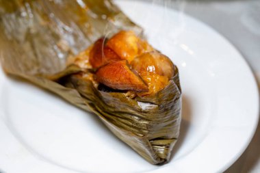 Masanın üzerinde sıcak et parçaları var.