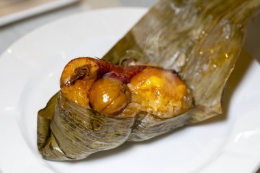 Masanın üzerinde sıcak et parçaları var.