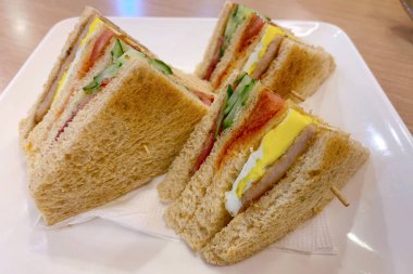 Kahvaltı lezzetli ve besleyici bir özet sandviçtir.