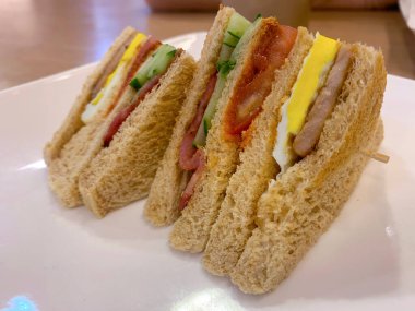 Kahvaltı lezzetli ve besleyici bir özet sandviçtir.