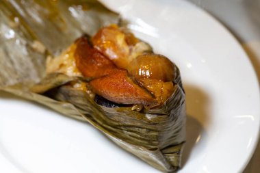 Masanın üzerinde sıcak et parçaları var.