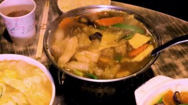 Sıcak istiridye sosu tendonu masada.