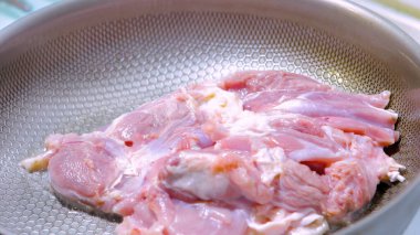 Tencerede kızarmış tavuk bacağı var.