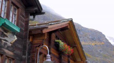 İsviçre Alplerindeki ünlü Kayak Kutsal Toprakları (2023 10 31 İsviçre Komedi Malı) geleneksel ahşap ev binası.)