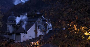 İsviçre turizm beldesi, akşamları ev dumanı.