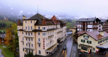 İsviçre Turist Vizyonu 'nda dağlardaki oteller (2023 10 31 İsviçre Interaigan)