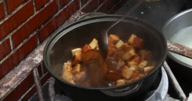 Tapınak perisi kurban edildiğinde, inananlar açık havada kurban yemeği pişirecekler (2018 03 New Taipei City, Tayvan)